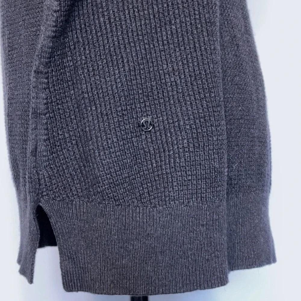 Lululemon The Sweater Life V-Neck Waffle Knit Dark Gray‎ Thumbholes XS No Tag